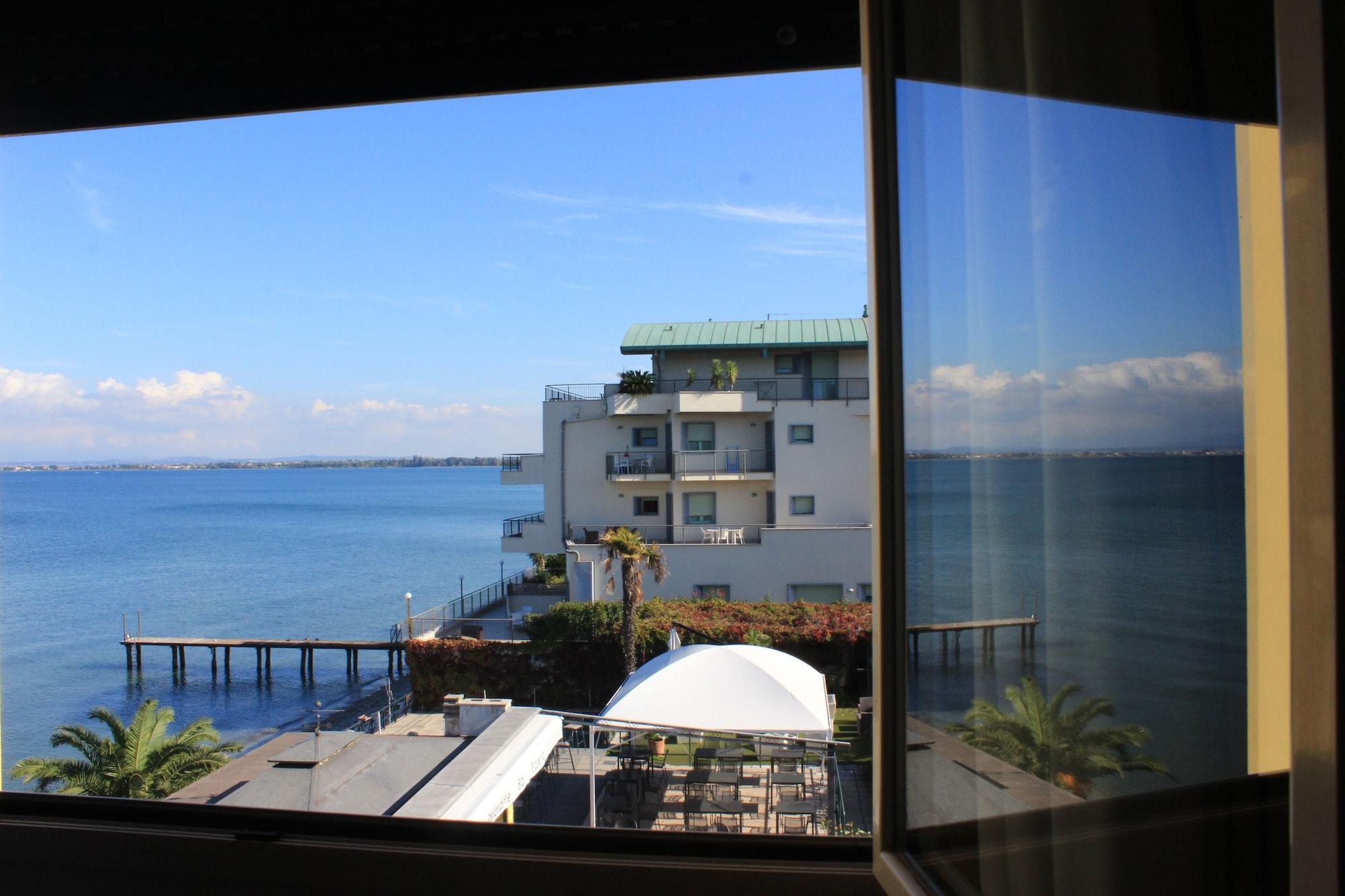 Hotel Estee Desenzano del Garda Bagian luar foto