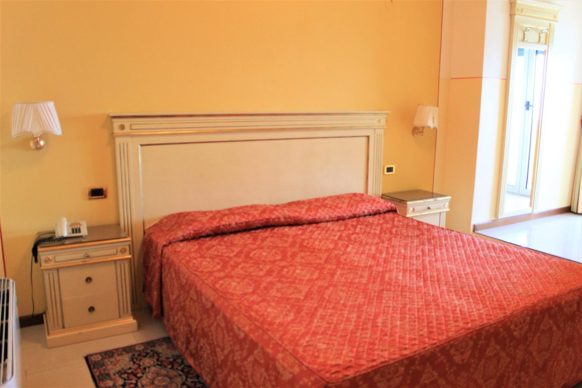 Hotel Estee Desenzano del Garda Bagian luar foto