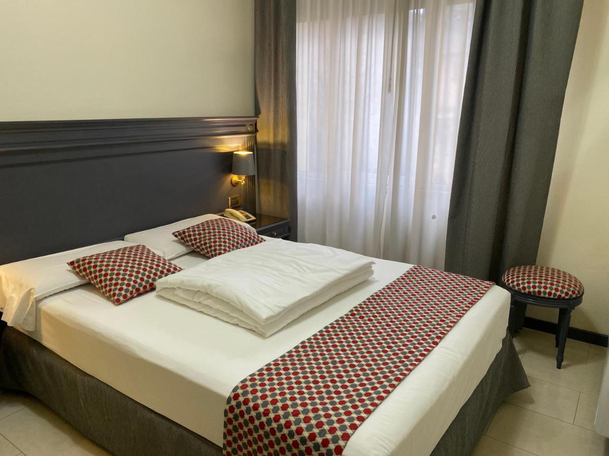 Hotel Estee Desenzano del Garda Bagian luar foto