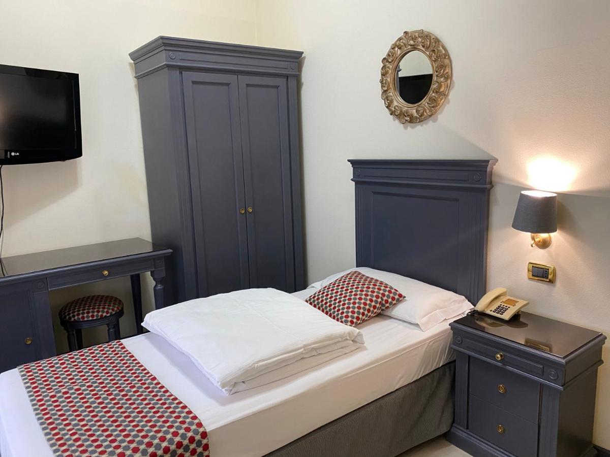 Hotel Estee Desenzano del Garda Bagian luar foto