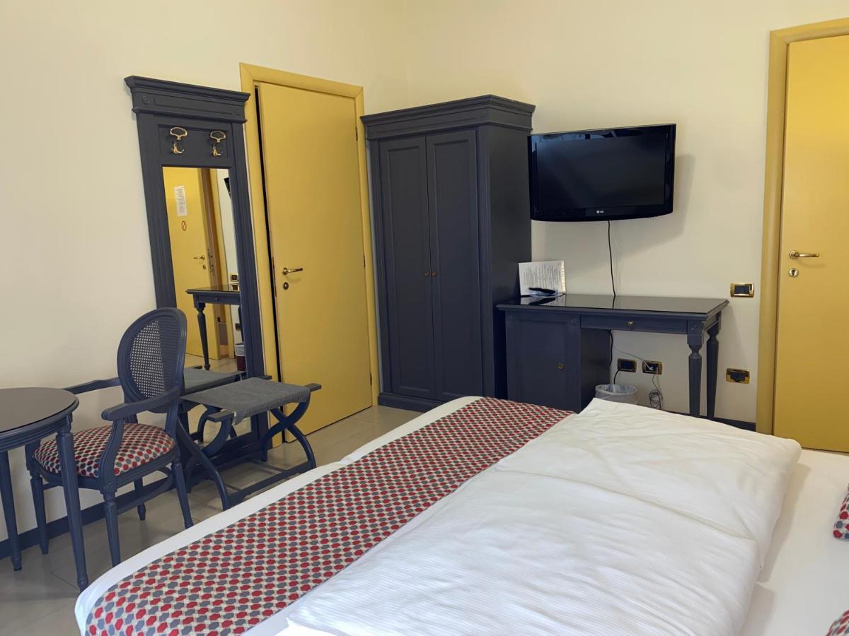 Hotel Estee Desenzano del Garda Bagian luar foto