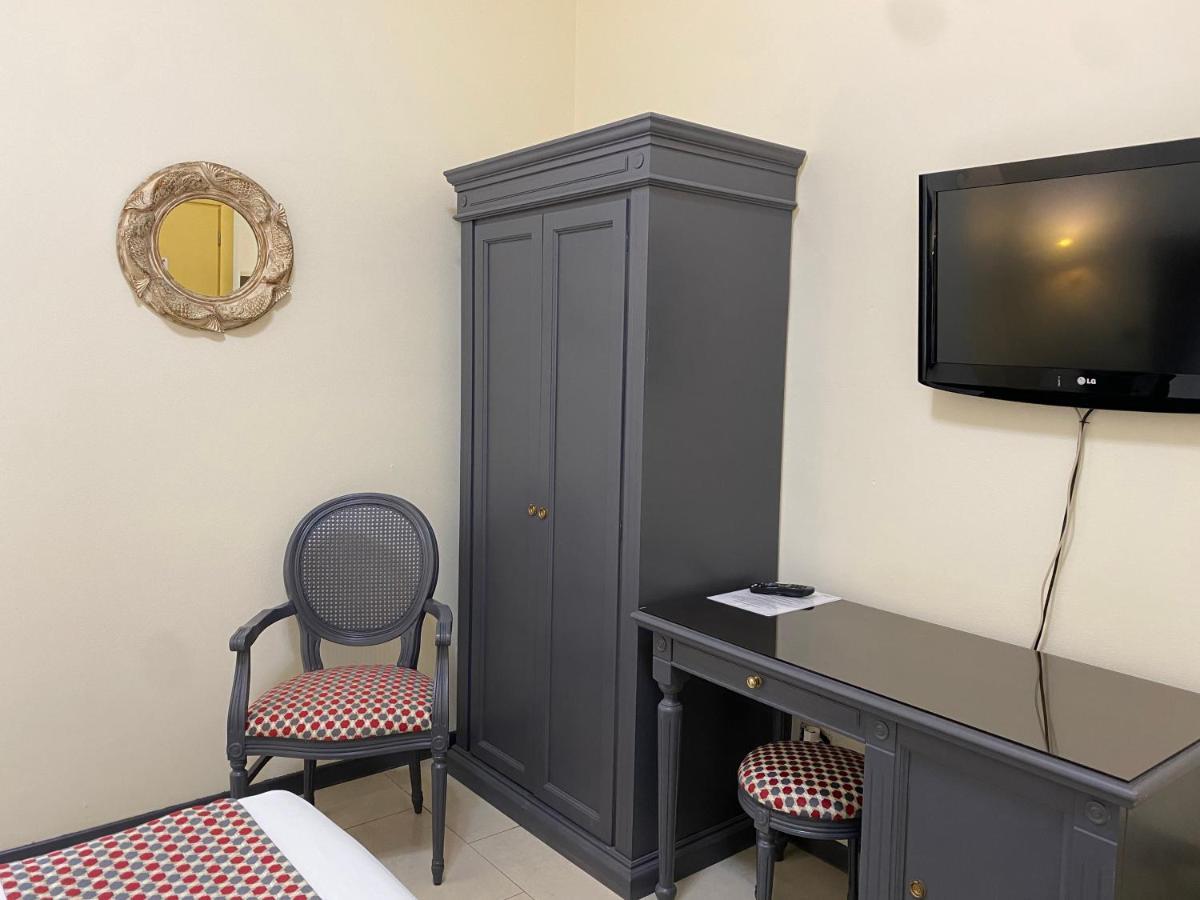 Hotel Estee Desenzano del Garda Bagian luar foto