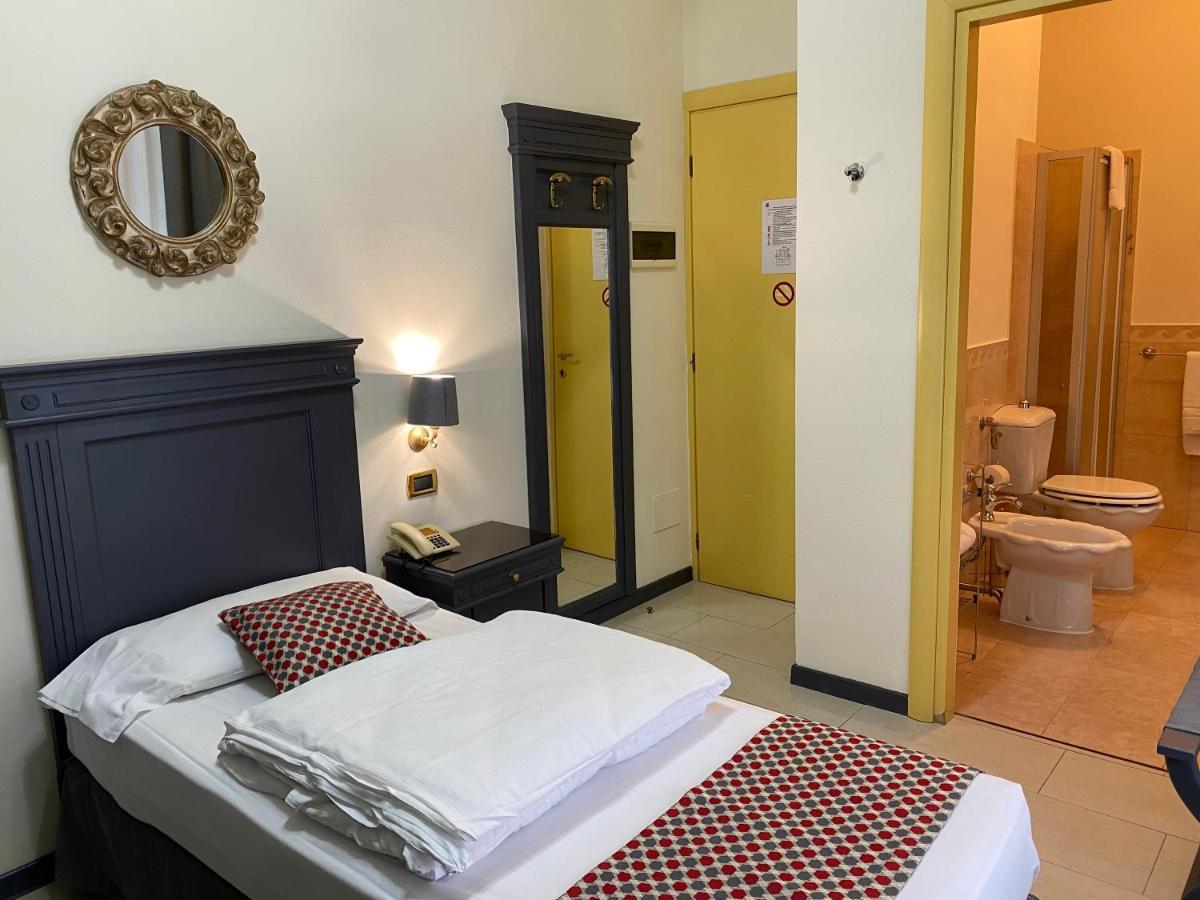 Hotel Estee Desenzano del Garda Bagian luar foto