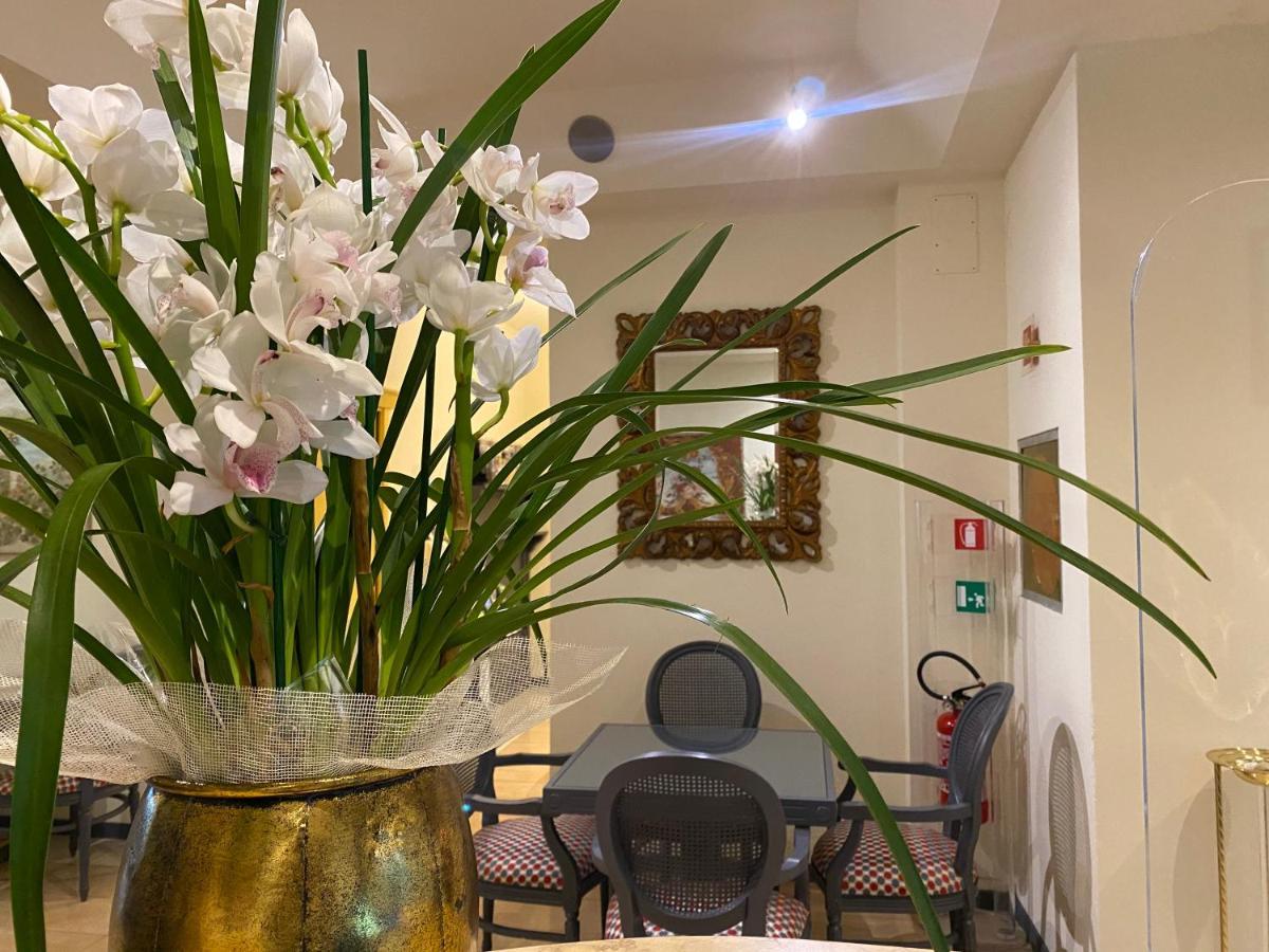 Hotel Estee Desenzano del Garda Bagian luar foto