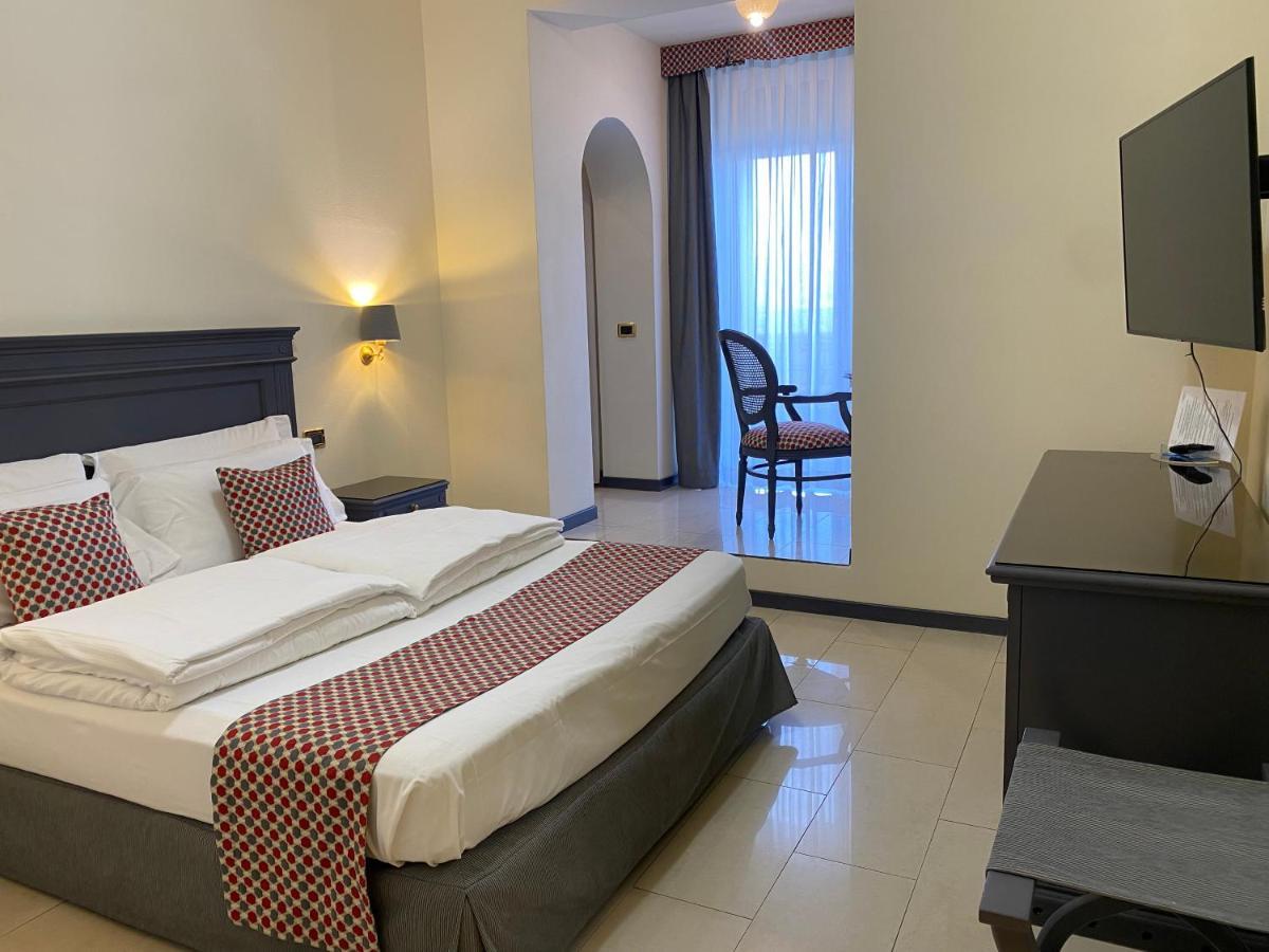 Hotel Estee Desenzano del Garda Bagian luar foto