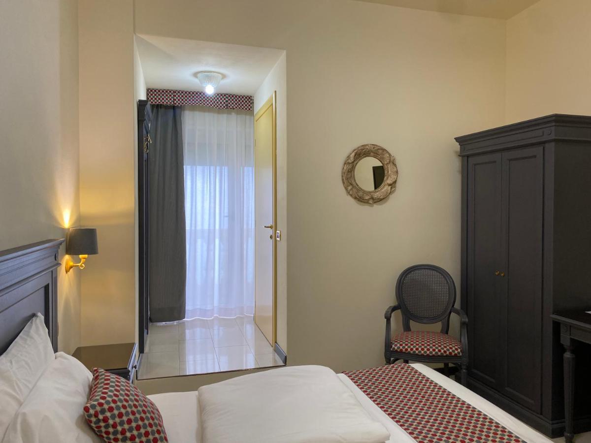 Hotel Estee Desenzano del Garda Bagian luar foto