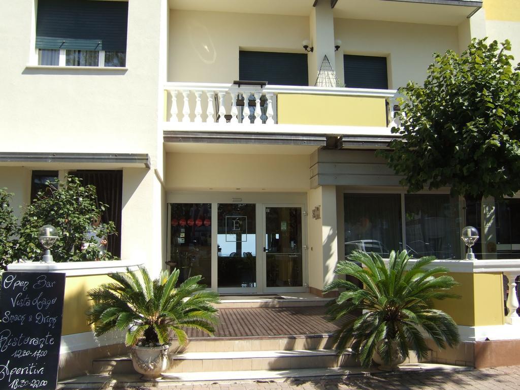 Hotel Estee Desenzano del Garda Bagian luar foto
