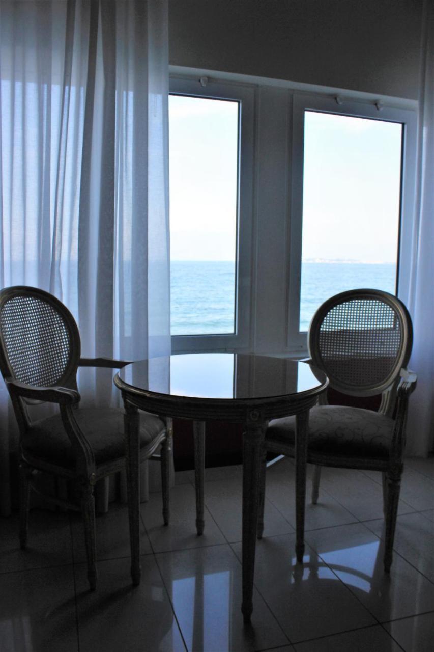 Hotel Estee Desenzano del Garda Bagian luar foto