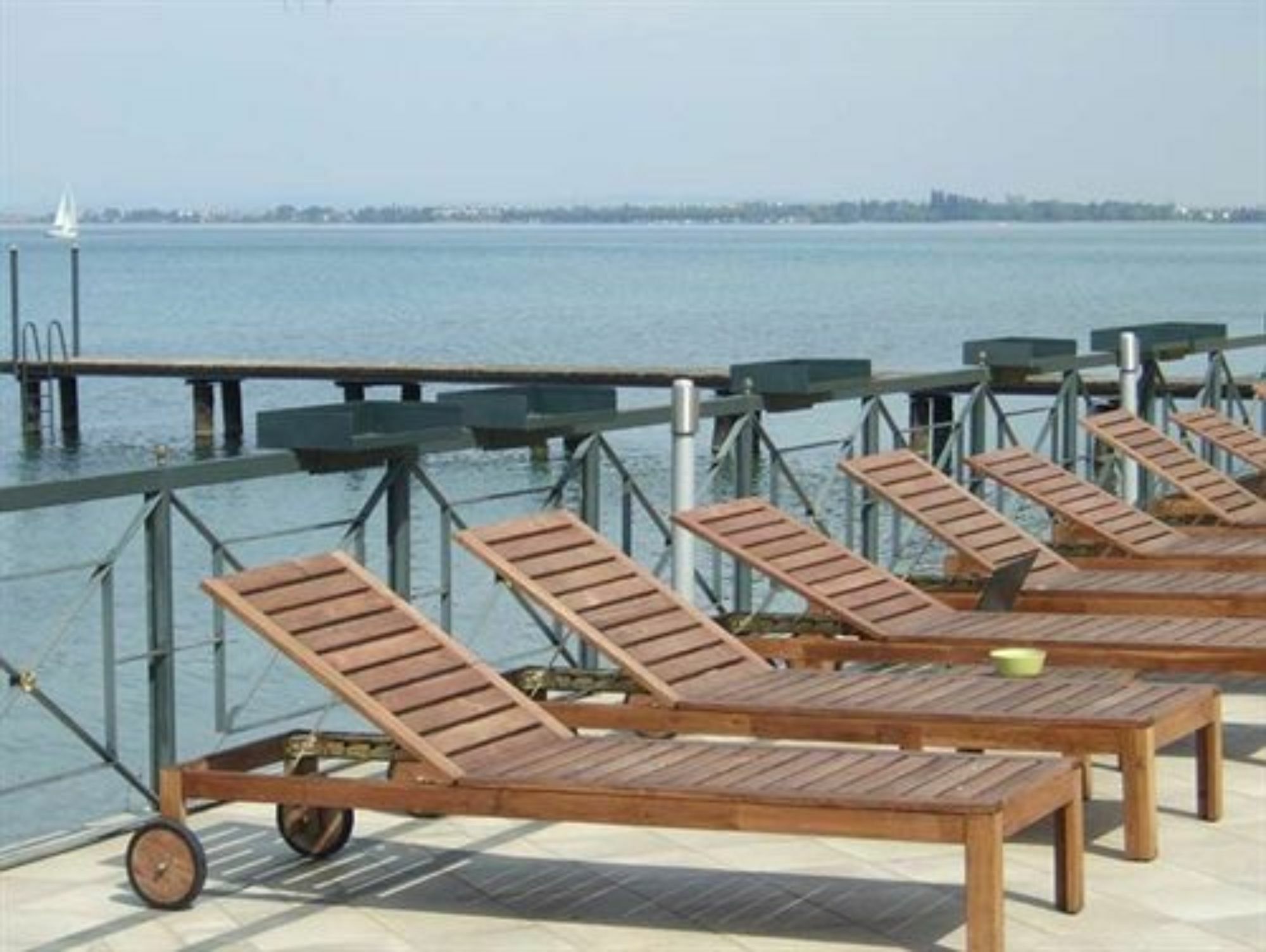 Hotel Estee Desenzano del Garda Bagian luar foto