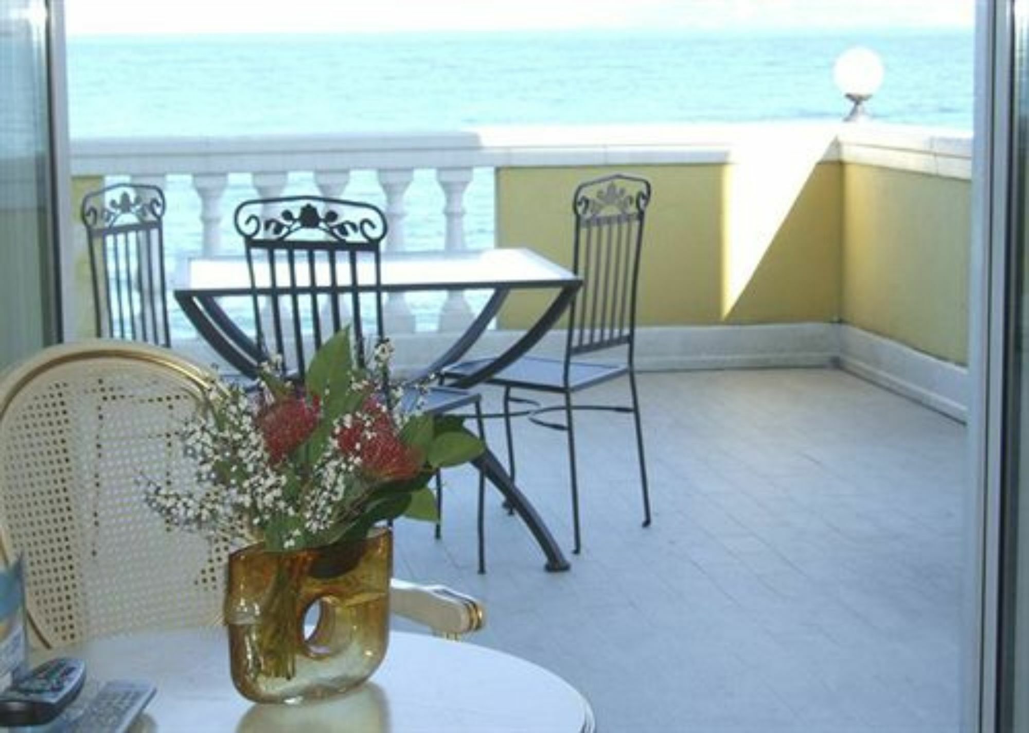 Hotel Estee Desenzano del Garda Bagian luar foto